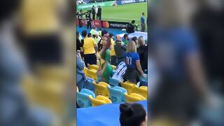 Splendida latina con un bel culo e un corpo che balla nuda nello stadio pubblico