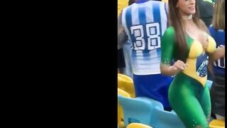 Splendida latina con un bel culo e un corpo che balla nuda nello stadio pubblico