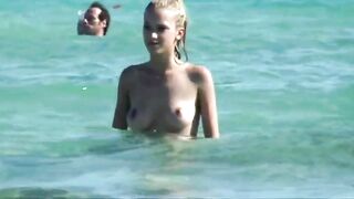 Belle tette di una bella bionda sulla spiaggia